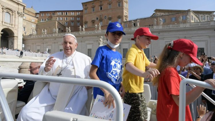 Děti z Ukrajiny se svezly s papežem Františkem
