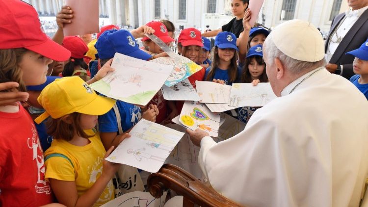 Malí školáci u pápeža