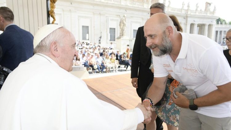 Michele Agostinetto saluta Papa Francesco al termine dell' Udienza Generale