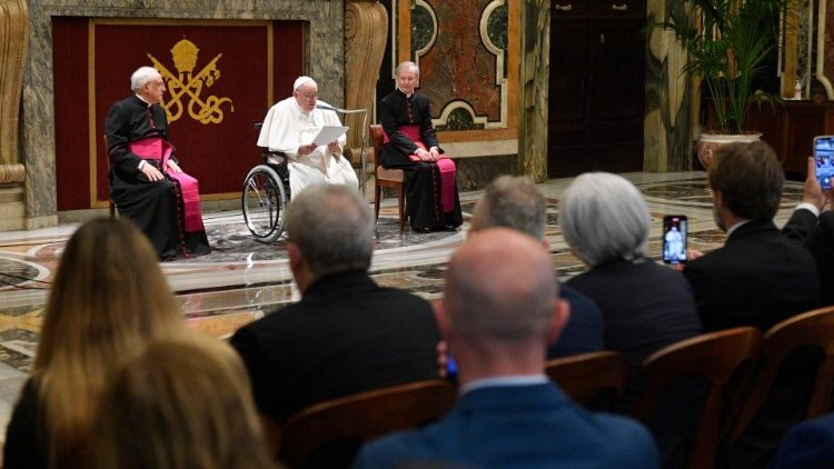 Un momento dell'udienza del Papa ai partecipanti all'Incontro promosso dalla Pontificia Accademia Mariana Internazionale