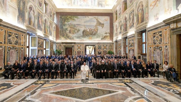 Папа Франциск на встрече с членами Папской богородичной академии и руководством Итальянского управления по борьбе с мафией (Ватикан, 23 июня 2022 г.).
