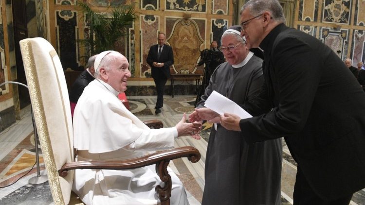 Le Pape saluant des membres de la famille orionienne, le 25 juin 2022 au Vatican. 