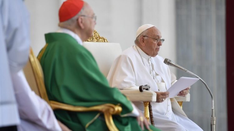 Popiežius Pranciškus ir kairėje  – kardinolas K. Farrell