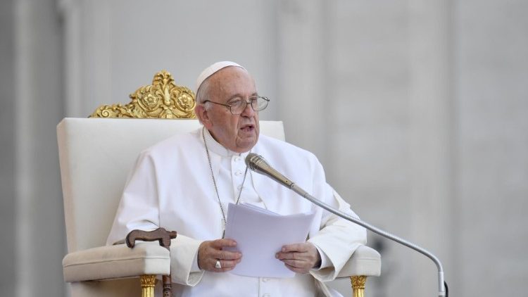 "Llevar delante, con decisión y jubilo, sus compromisos bautismales": Papa Francisco