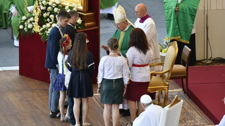Ferenc pápa és Farrell bíboros a családtalálkozó zárószentmiséjén a családokkal