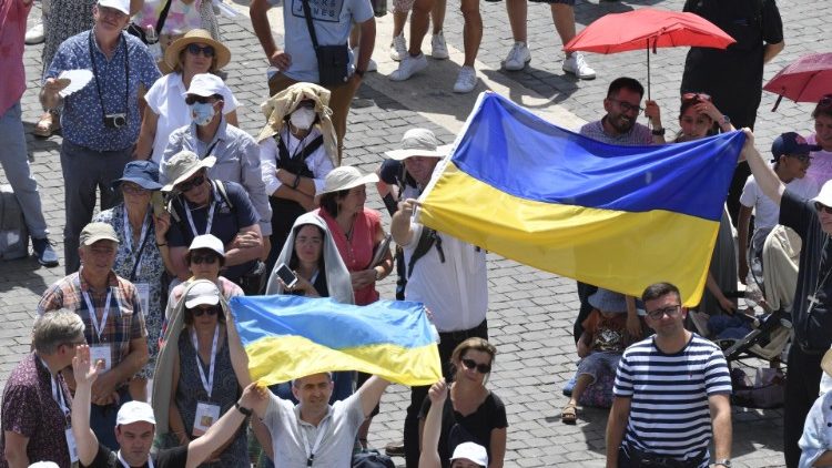 Alcuni fedeli con la bandiera dell'Ucraina