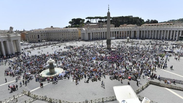 Fedeli in piazza San Pietro per l'Angelus del Papa