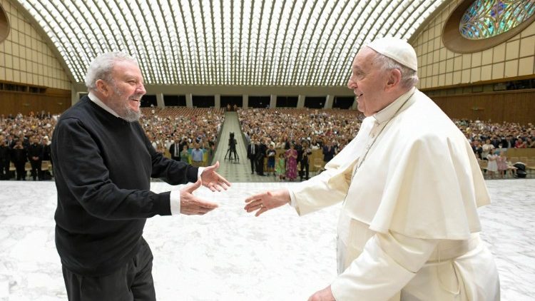 Kiko Arguello (links) und Papst Franziskus
