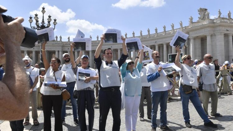 Un grupo de "L'Osservatore Romano" guiado por su director distribuye la publicación L'Osservatore di Strada" 