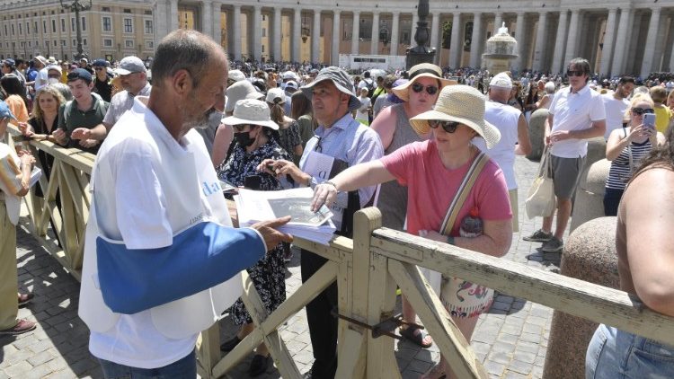 La distribuzione in piazza San Pietro de L'Osservatore di strada, nuovo mensile  de L'Osservatore Romano
