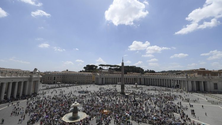 I fedeli presenti a piazza San Pietro durante l'Angelus
