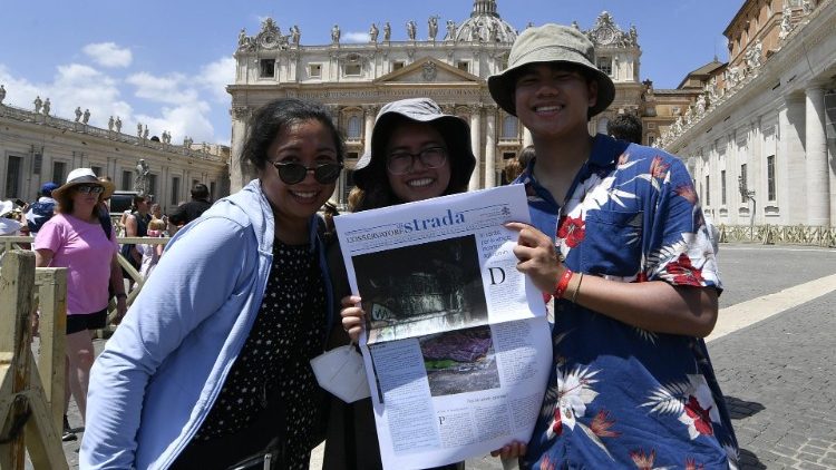 El nuevo periódico vaticano se distribuyó gratuitamente en la Plaza de San Pedro