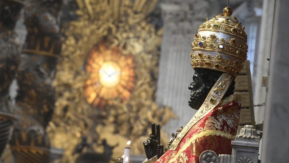 Saint Pierre revtu de la chape et de la tiare pontificales 