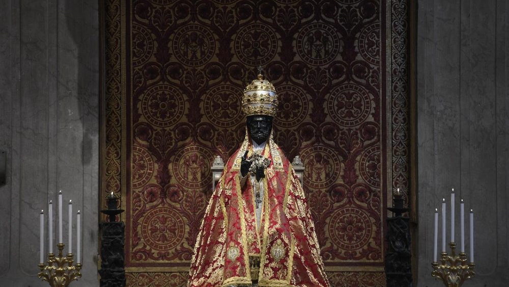 La statue de bronze de saint Pierre, probablement ralise par Arnolfo di Cambio au XIIIe sicle 