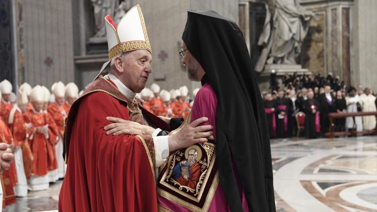 Papa Francesco saluta un membro della delegazione di Costantinopoli