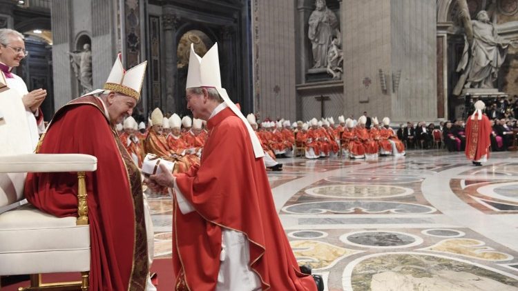 Mgr Laurent Ulrich, archevêque de Paris, recevant le pallium des mains du Pape François, le 29 juin 2022 en la basilique Saint-Pierre de Rome. 