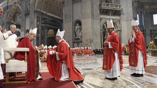 Pápež odovzdal páliá: Peter a Pavol nás učia vstať a bojovať dobrý boj
