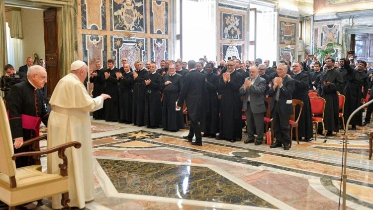 Franziskus bei der Begegnung im Vatikan