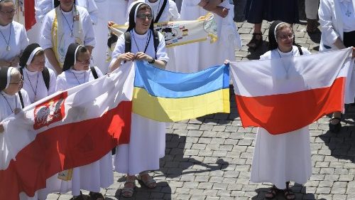 Папа: Я близький з народом України, щодня ураженим ракетним дощем