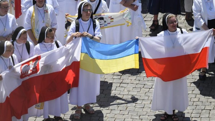 Ordensfrauen haben zum Angelus-Gebet auf dem Petersplatz am 17.7.2022 auch eine Ukraine-Flagge mitgebracht