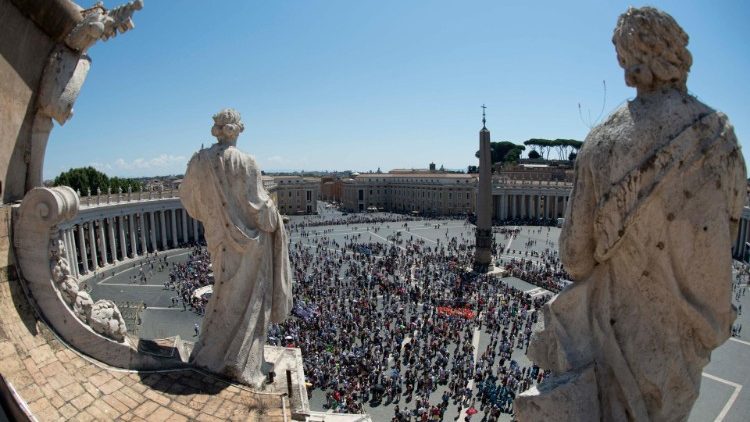 Heilige auf den Kolonnaden des Petersplatzes