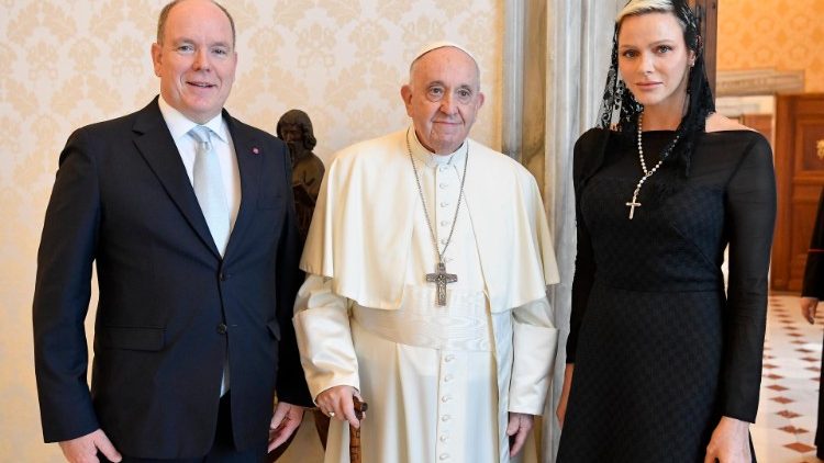 El Príncipe Alberto II y la Princesa Charlene de Mónaco junto al Papa.