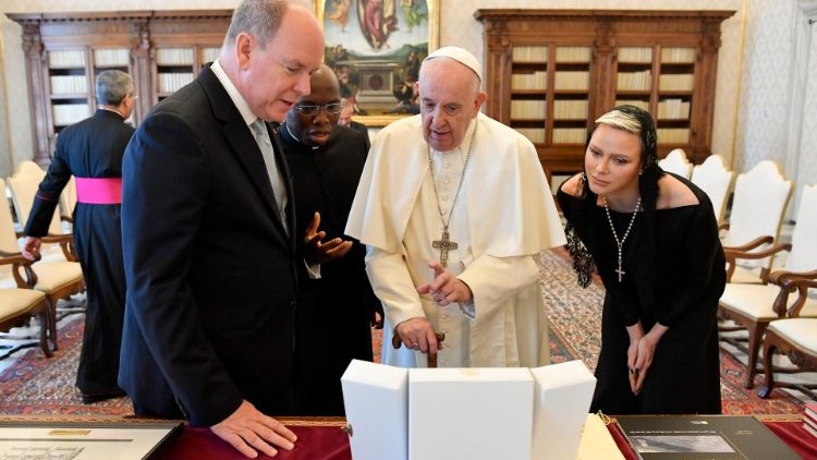 El Papa y los Príncipes de Mónaco durante el intercambio de regalos