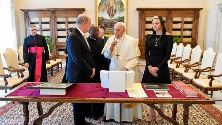  Papež Frančišek z monaškim princem Albertom II. in princeso Charlene