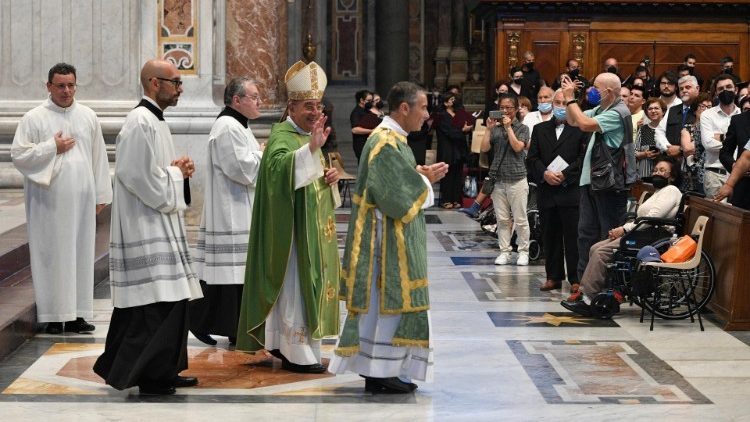 Il cardinale Angelo De Donatis alla Messa Giornata Mondiale dei Nonni e degli Anziani nella Basilica Vaticana