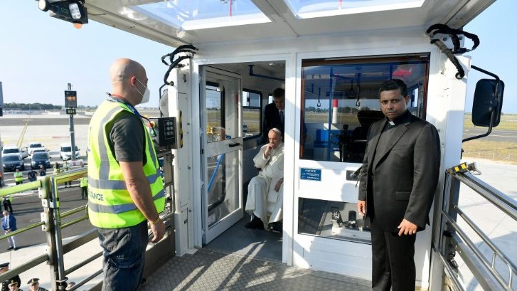Papa Francisc a urcat cu un lift exterior în avion pentru călătoria apostolică în Canada.