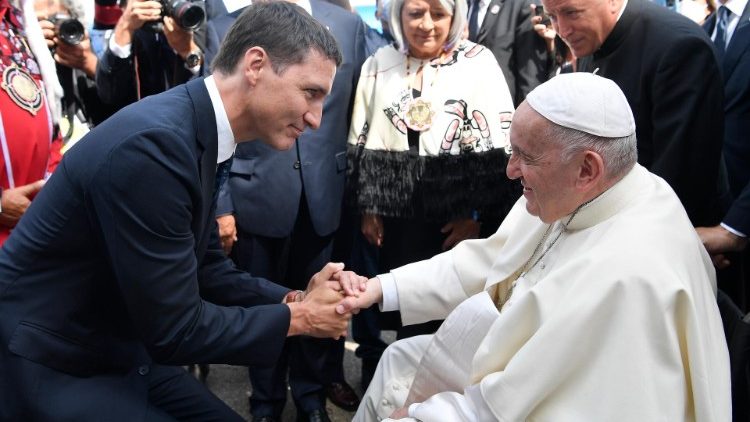 Pope Francis shakes hands with PM Justin Trudeau