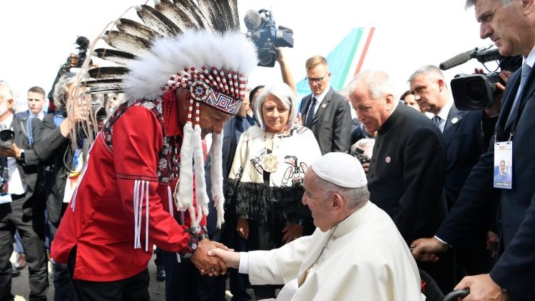 Papa Francisc a fost întâmpinat la Edmonton, în Canada, de reprezentanții populațiilor băștinașe.