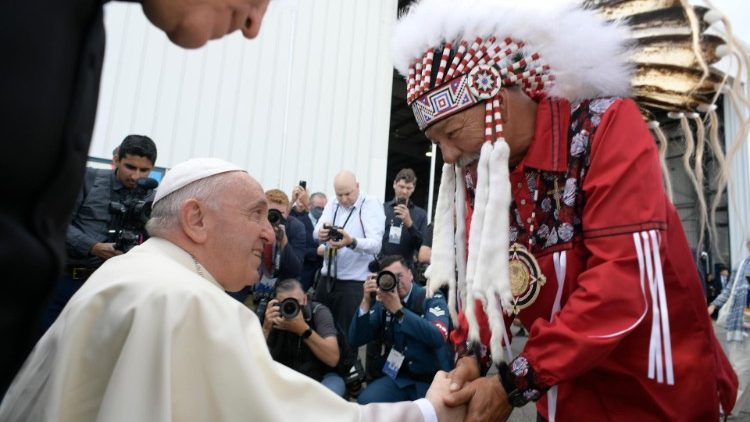 Francisco es recibido por líderes e los pueblos indígenas en Canadá. 