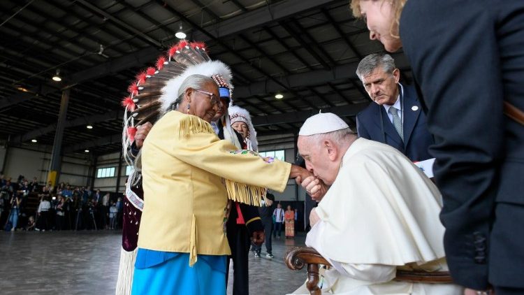 Papst Franziskus grüßt ehrerbietig eine indigene Ältesten-Vertreterin am Flughafen von Edmonton