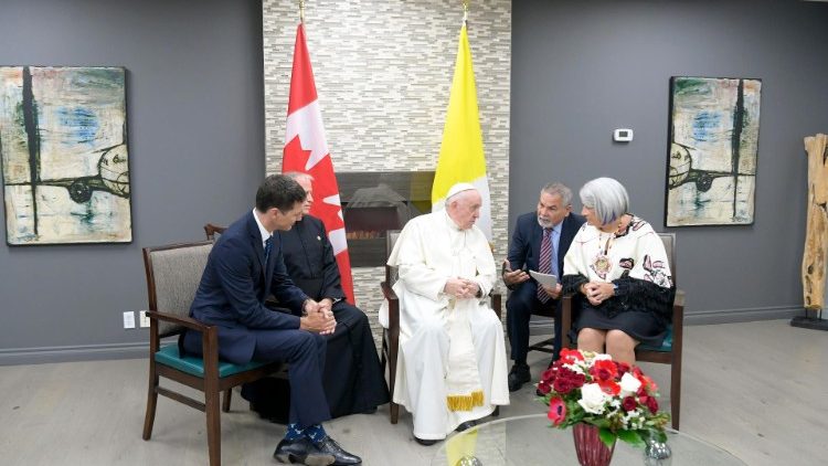 Il Papa nell'aeroporto di Edmonton, al suo arrivo in Canada, con il premier Trudeau e la governatrice Simon