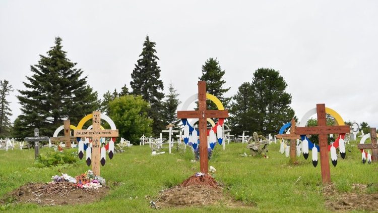 As cruzes no cemitério de Maskwacìs