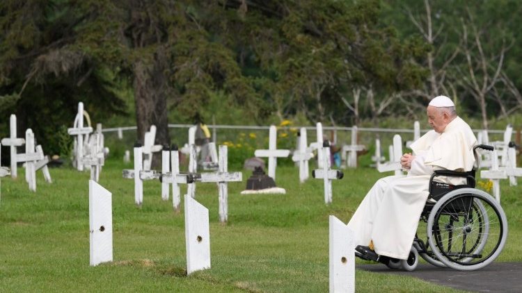 Il Papa prega davanti alle tombe delle piccole vittime della scuola residenziale a Maskwacis