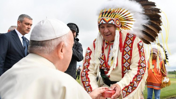Le Pape François salue un chef autochtone au cimetière d’Ermineskin