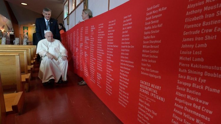 Nella chiesa dedicata alla Madonna dei sette dolori, Papa Francesco benedice un lungo striscione con i nomi dei bambini delle scuole residenziali