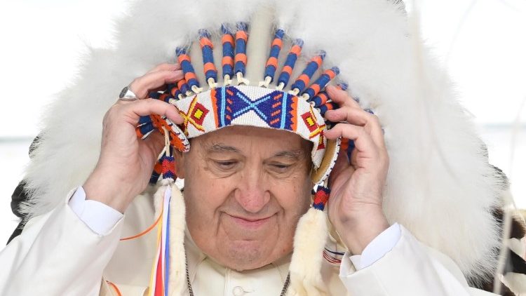 Il Papa. con il copricapo di piume donato dagli indigeni
