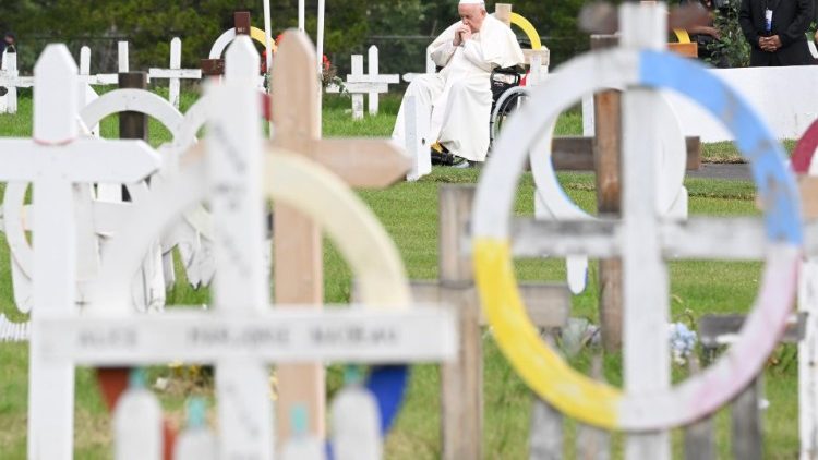 Papa Francisc se roagă în tăcere în cimitirul din Maskwacis, în Canada.