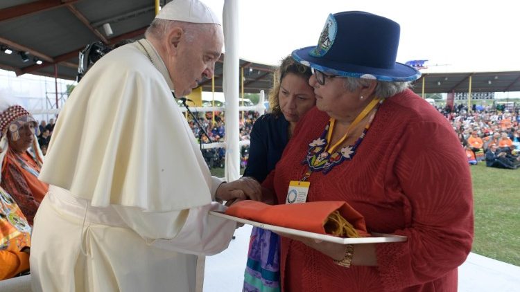 Canada, il Papa con una anziana indigena durante la Messa al Commonwealth Stadium