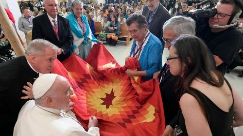 Il Papa: la Chiesa non impone precetti ma è casa di riconciliazione 