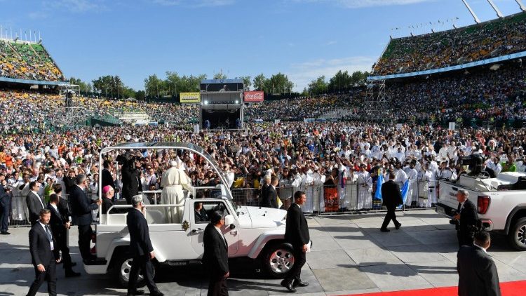 L'arrivo di Papa Francesco al Commonwealth Stadium di Edomonton