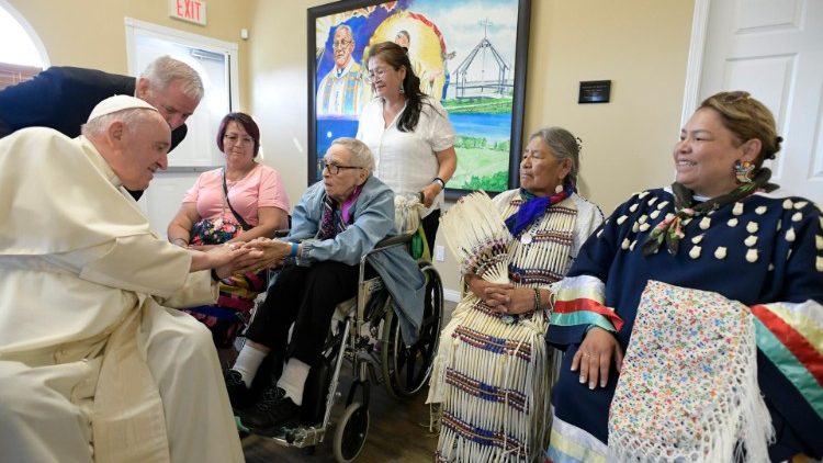 El Papa se reúne con algunos ancianos indígenas antes de la liturgia de la Palabra en el Lago de Santa Ana