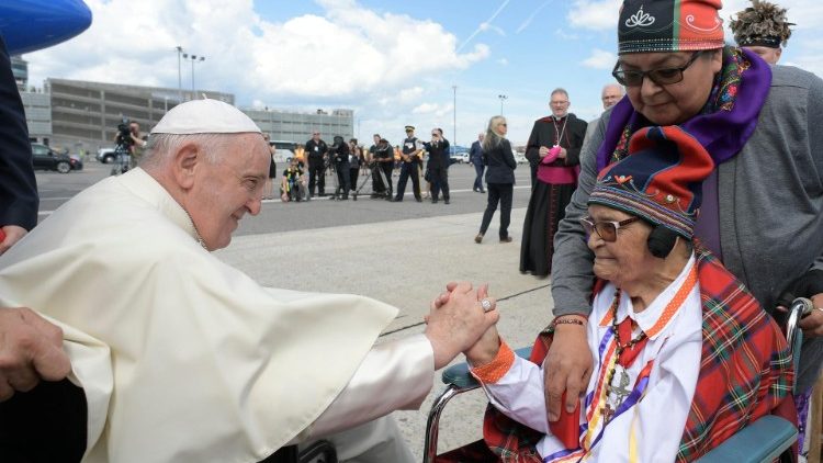 Il Papa saluta una donna indigena