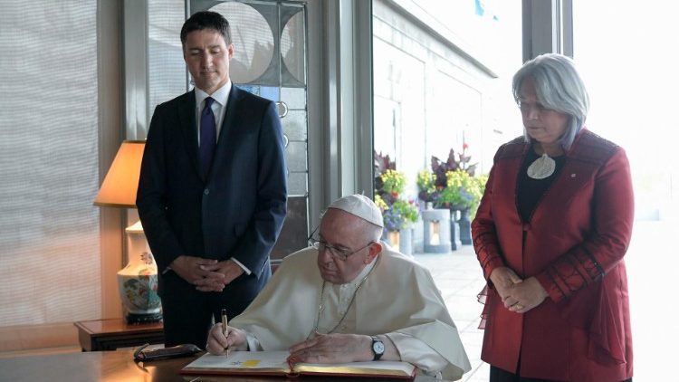 Папата подписва почетната книга в Цитаделата на Квебек в присъствието на Мери Саймън и Джъстин Трюдо