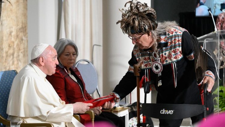 Представител на коренното население поздравява папата