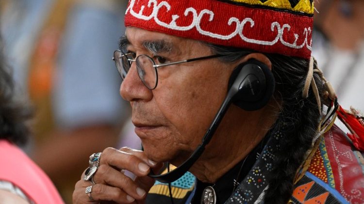Un indigeno canadese ascolta le parole di Papa Francesco