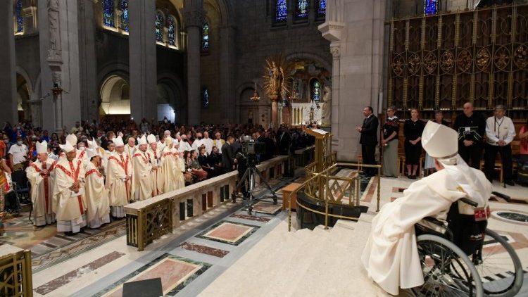 Il Papa in preghiera rivolto verso la cappella della statua miracolosa di Sant'Anna